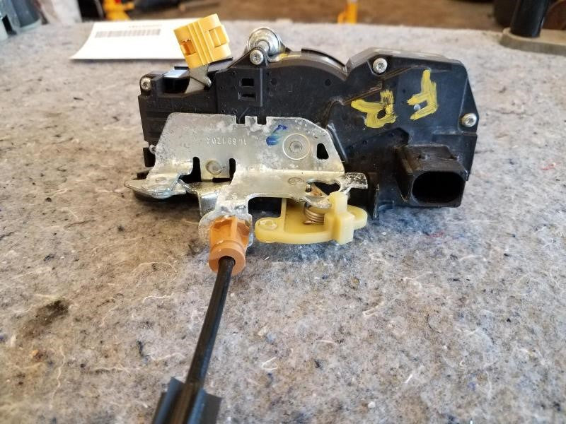 2010 ESCALADE RH FRONT DOOR LATCH 25955017 2053 - image 3