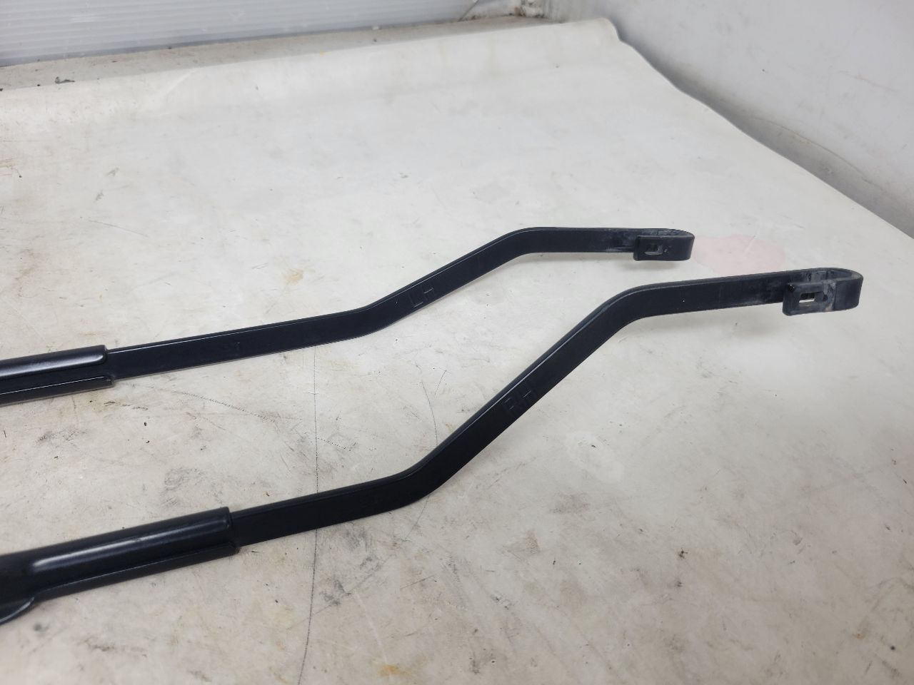 2016 ESCALADE FRONT WINDSHIELD WIPER ARMS PAIR 25950 - image 10
