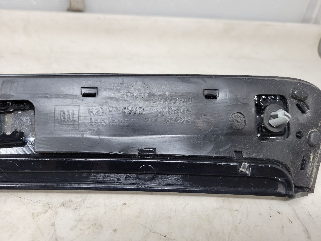 2016 ESCALADE RH PASSENGER CHROME C PILLAR TRIM 26453 - image 9