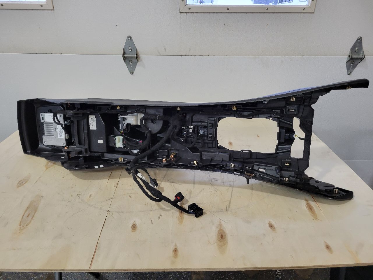 2018 CAMARO 2SS CENTER CONSOLE WIRELESS CHARGER 26977 - image 14