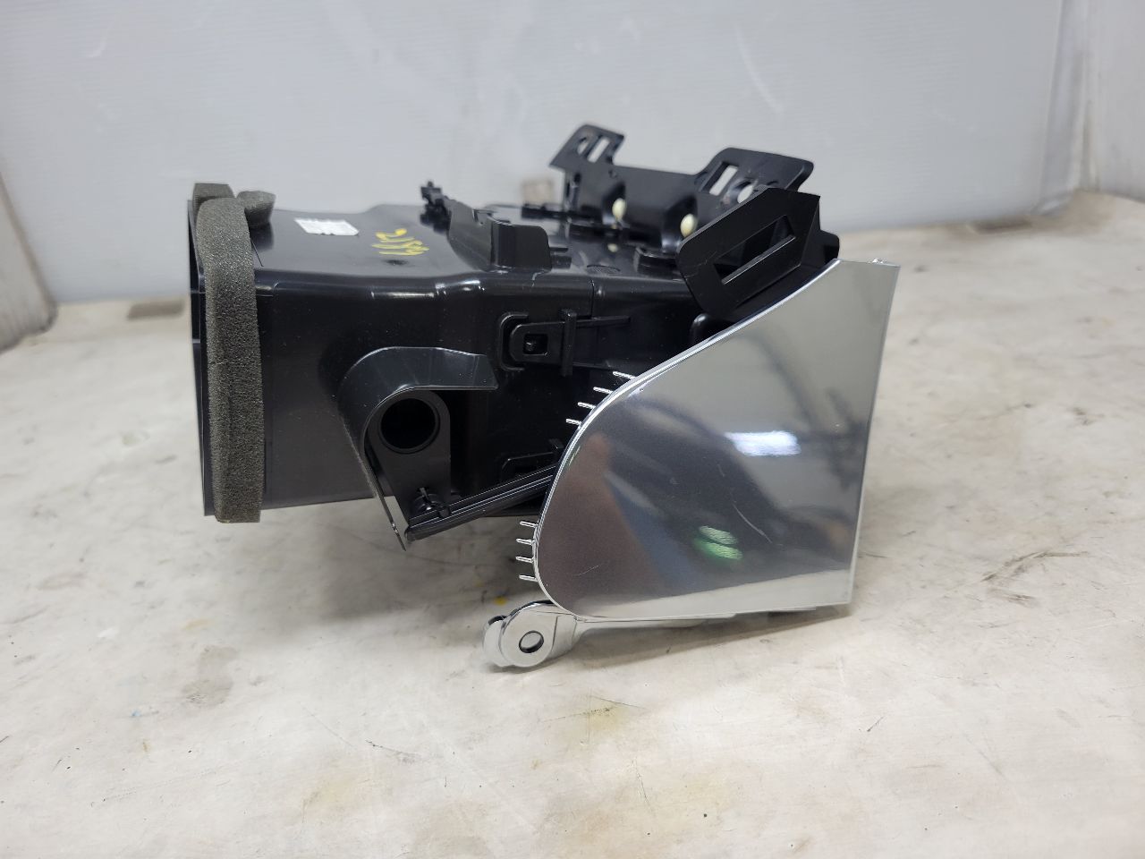 2015 ESCALADE RH PASSENGER OUTER DASH VENT 27431 - image 12