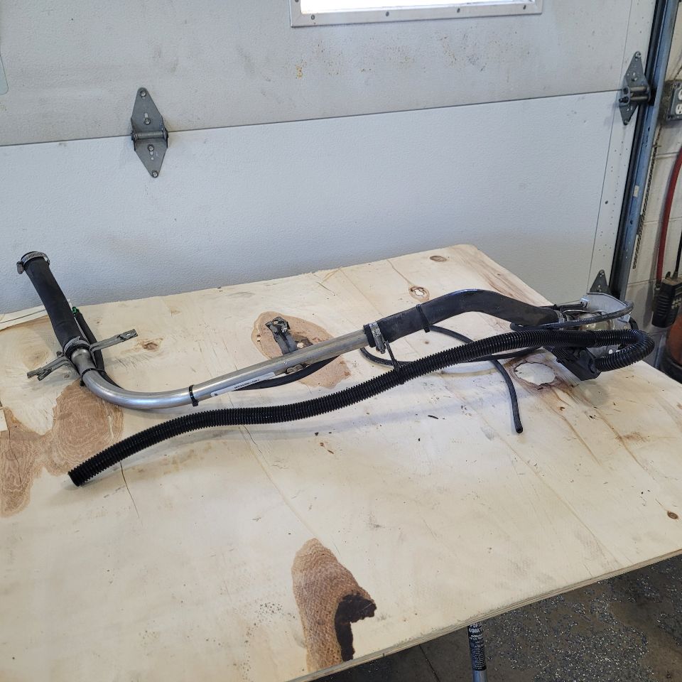 2017 ESCALADE OEM FUEL FILLER NECK 84224654 27781 - image 8