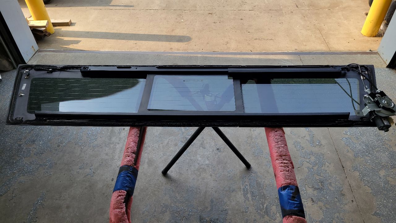 2023 SIERDEN15 OEM SLIDING BACK GLASS ON SHELF 28995 - image 17