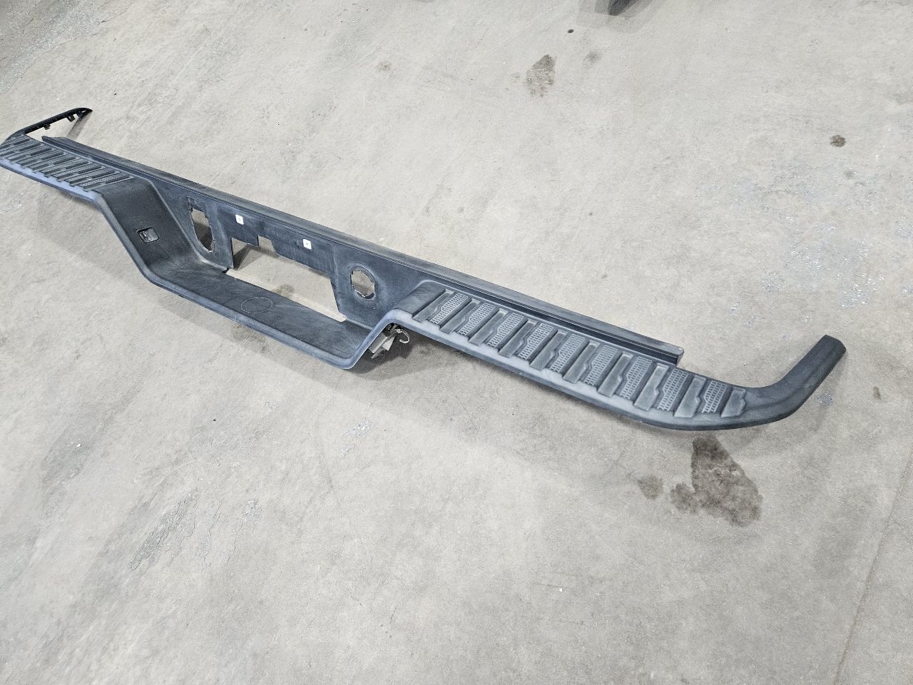 2020 SIERDEN15 REAR BUMPER UPPER STEP PAD ONLY 31528 - image 11