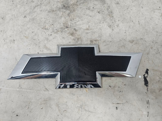 2024 SILVRDO15 OEM TAILGATE BOWTIE EMBLEM BLACK 31790 - image 2