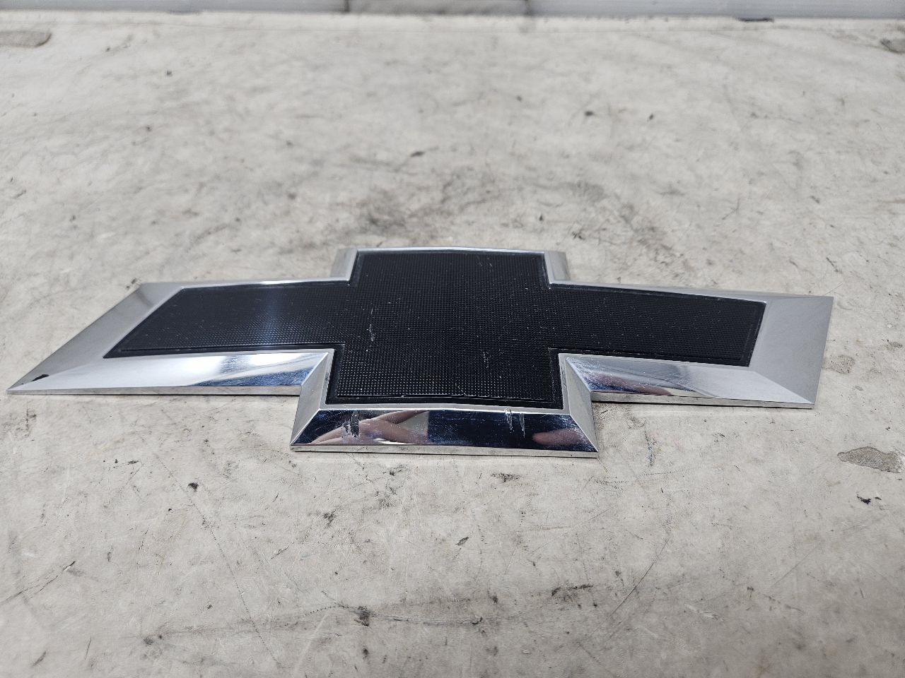 2024 SILVRDO15 OEM TAILGATE BOWTIE EMBLEM BLACK 31790 - image 9