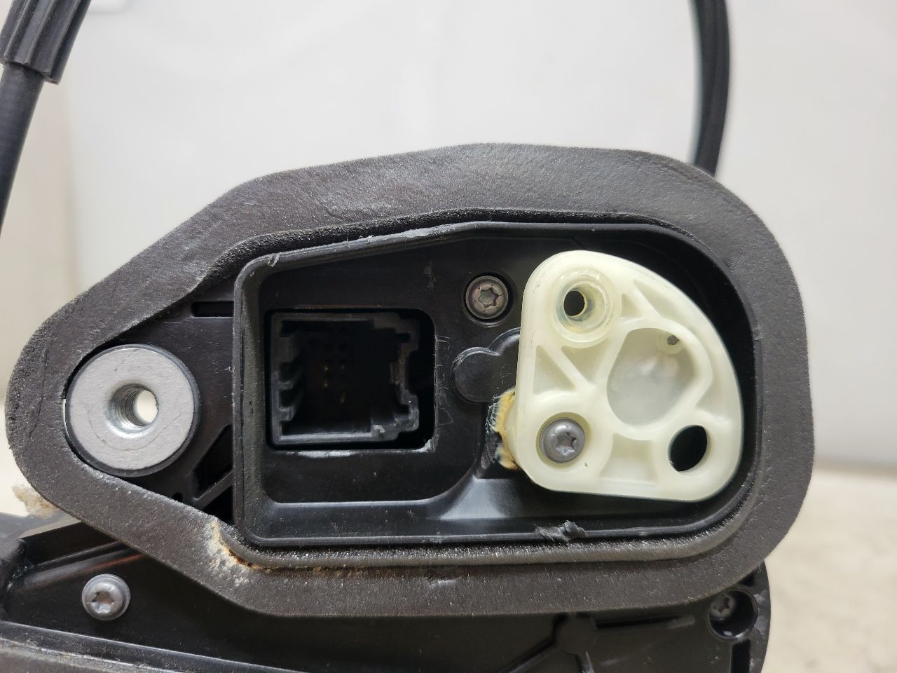 2020 ESCALAESV FRONT RH DOOR LATCH 13528335 32080 - image 11