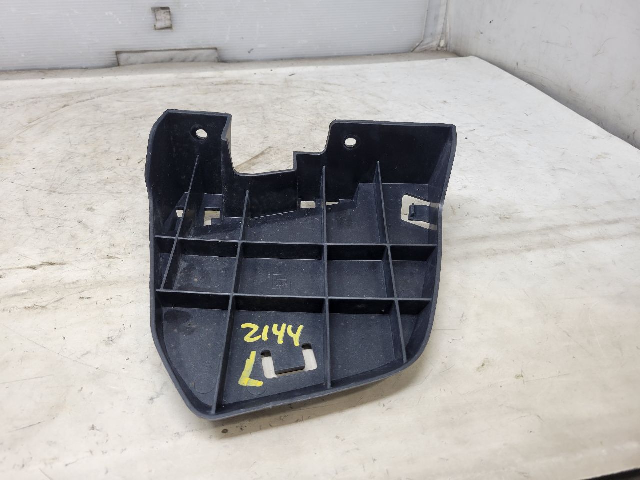 2020 ESCALAESV LH TAIL LIGHT BUMPER CLOSE OUT BRKT 32197 - image 8