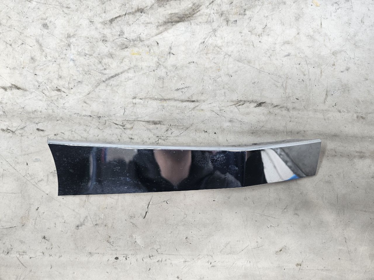 2019 ESCALADE INSERT W/SCREWS NICE CONDITION 32276 - image 6