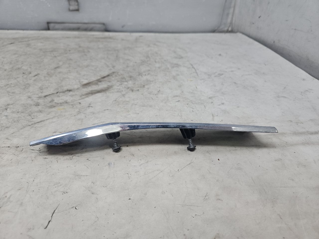 2019 ESCALADE INSERT W/SCREWS NICE CONDITION 32277 - image 6