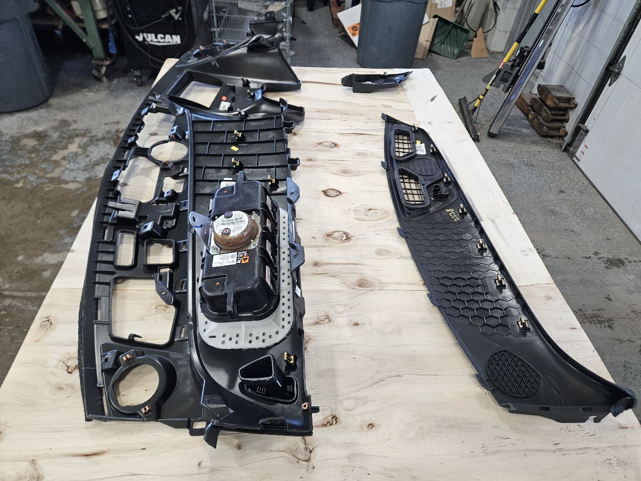 2019 CAMARO UPPER DASH PANEL & RH BAG 32515 - image 13