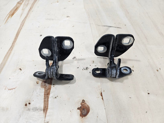 2020 ESCALAESV RH REAR DOOR HINGES UPPER & LOWER 32584 - image 2