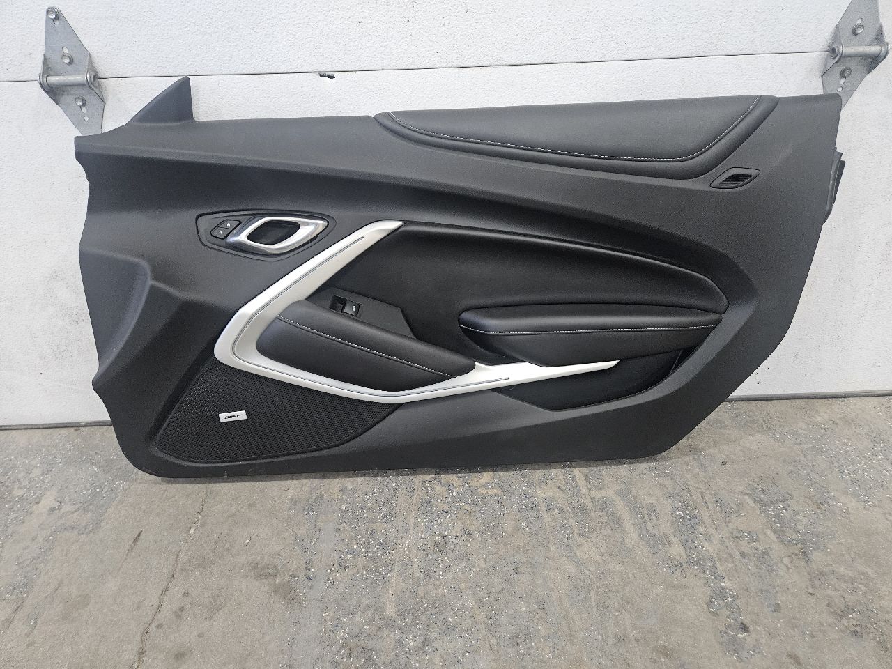 2019 CAMARO RH FRONT DOOR PANEL TRIM 2SS COUPE 32585 - image 4