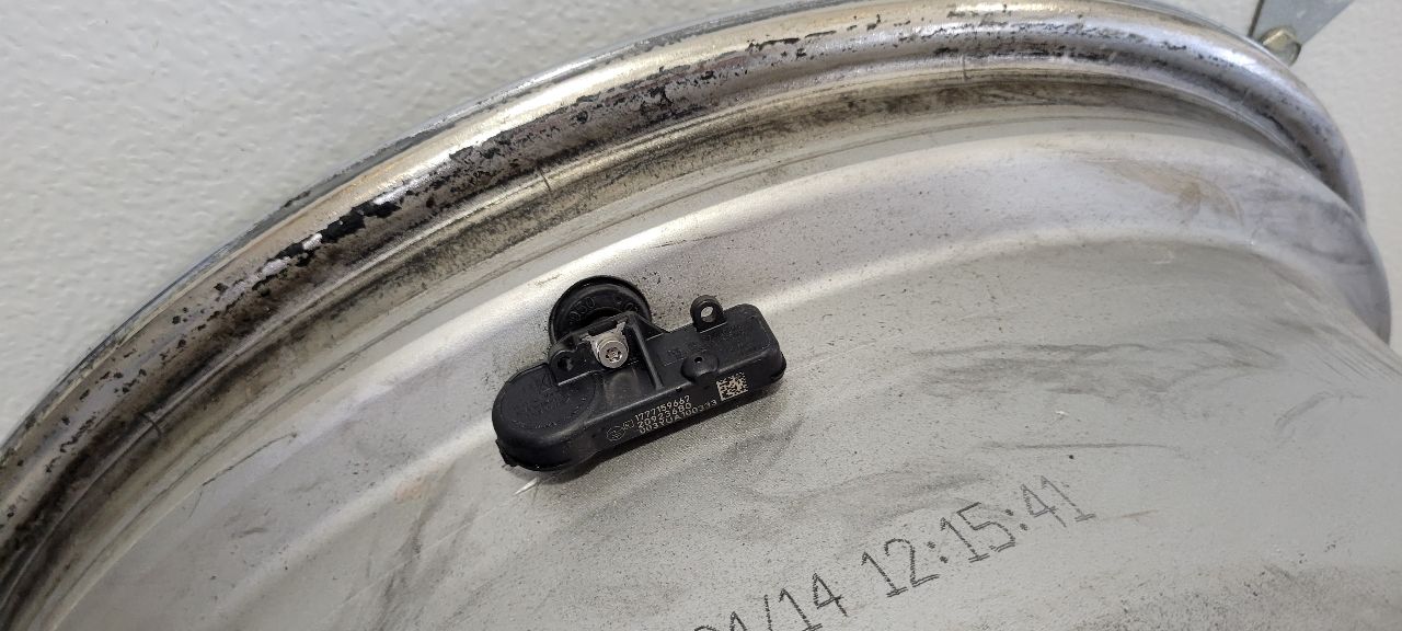 2013 YUKON OEM 20" DENALI CHROME WHEEL B COND 32962 - image 17