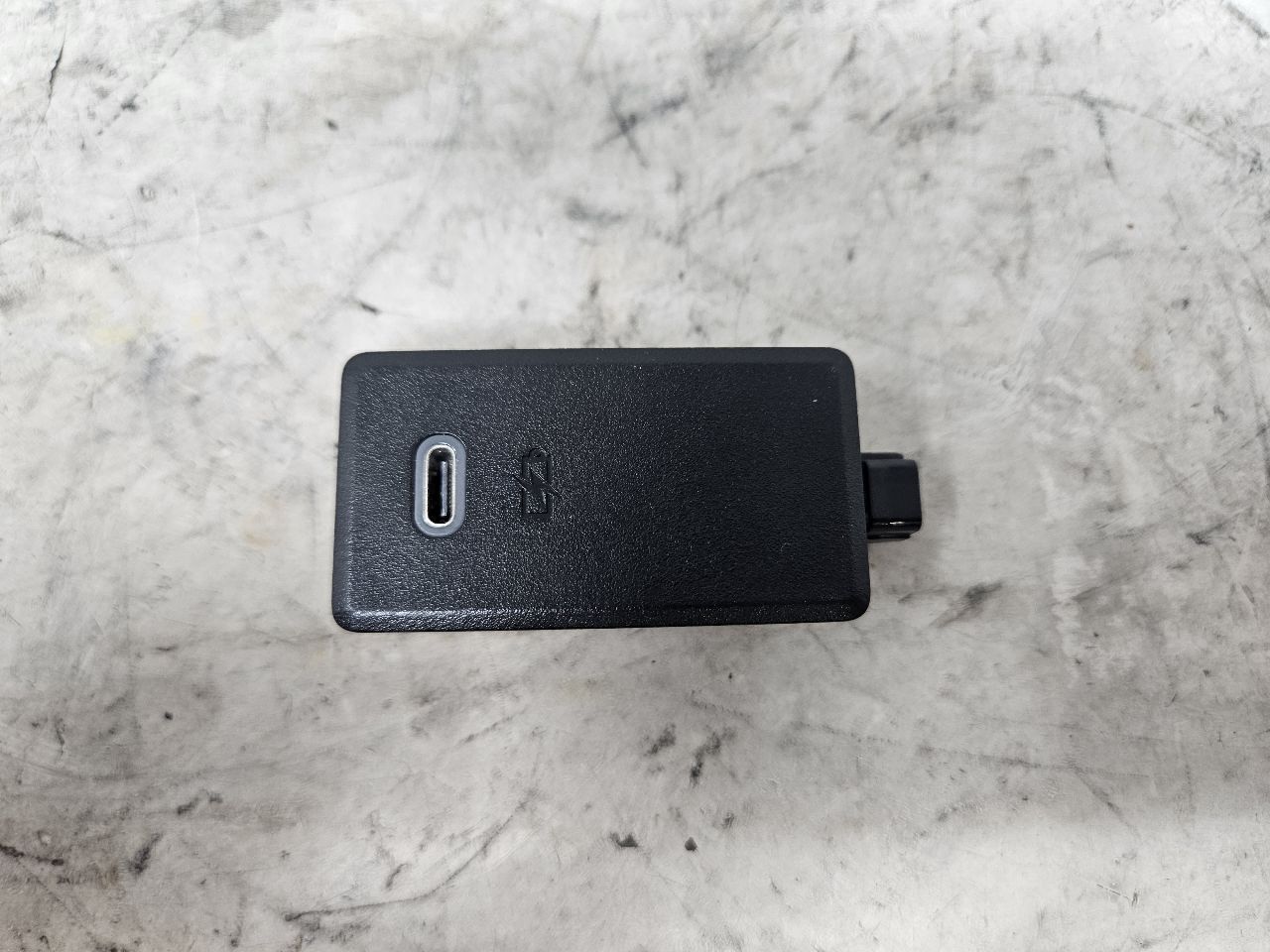2023 SUBURBN15 USB C RECEPTACLE OUTLET 13534567 32973 - image 6