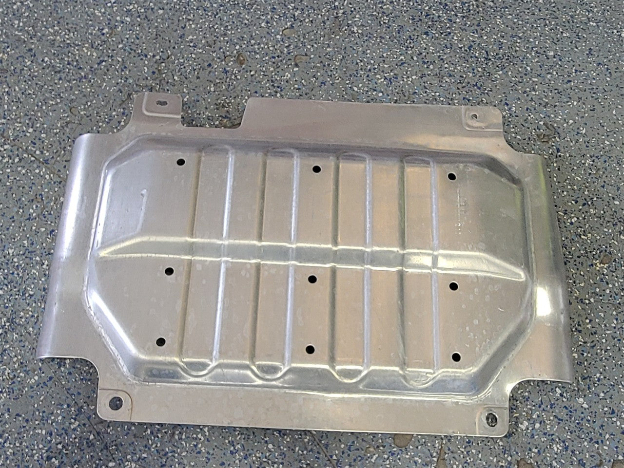 2023 SUBURBN15 METAL FRONT SKID PLATE 84623057 33752 - image 7