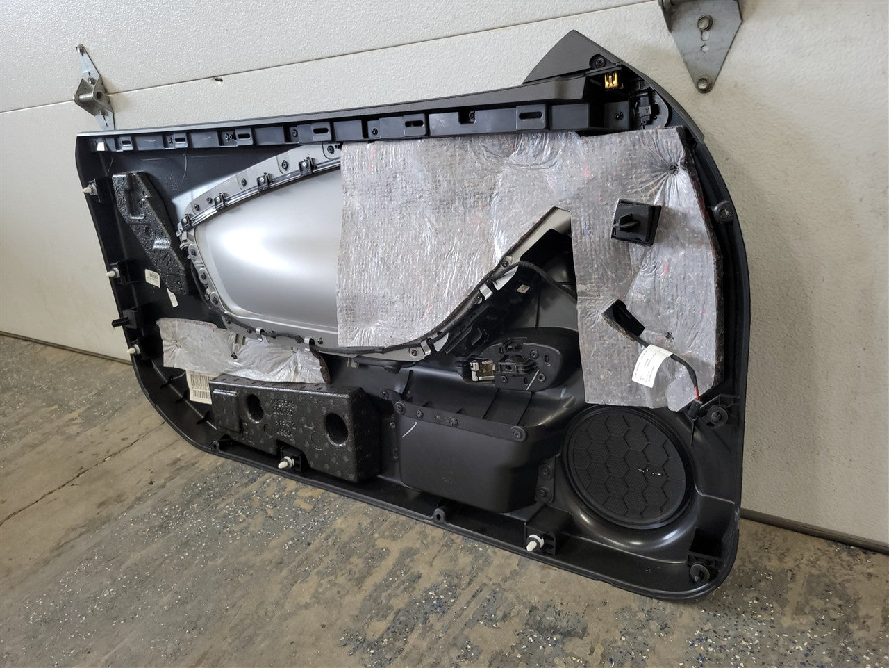 2013 CAMARO RH PASSENGER DOOR PANEL TRIM 33766 - image 10