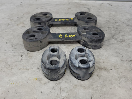2013 CAMARO OEM REAR EXHAUST HANGERS 4 PIECES 33800 - image 2