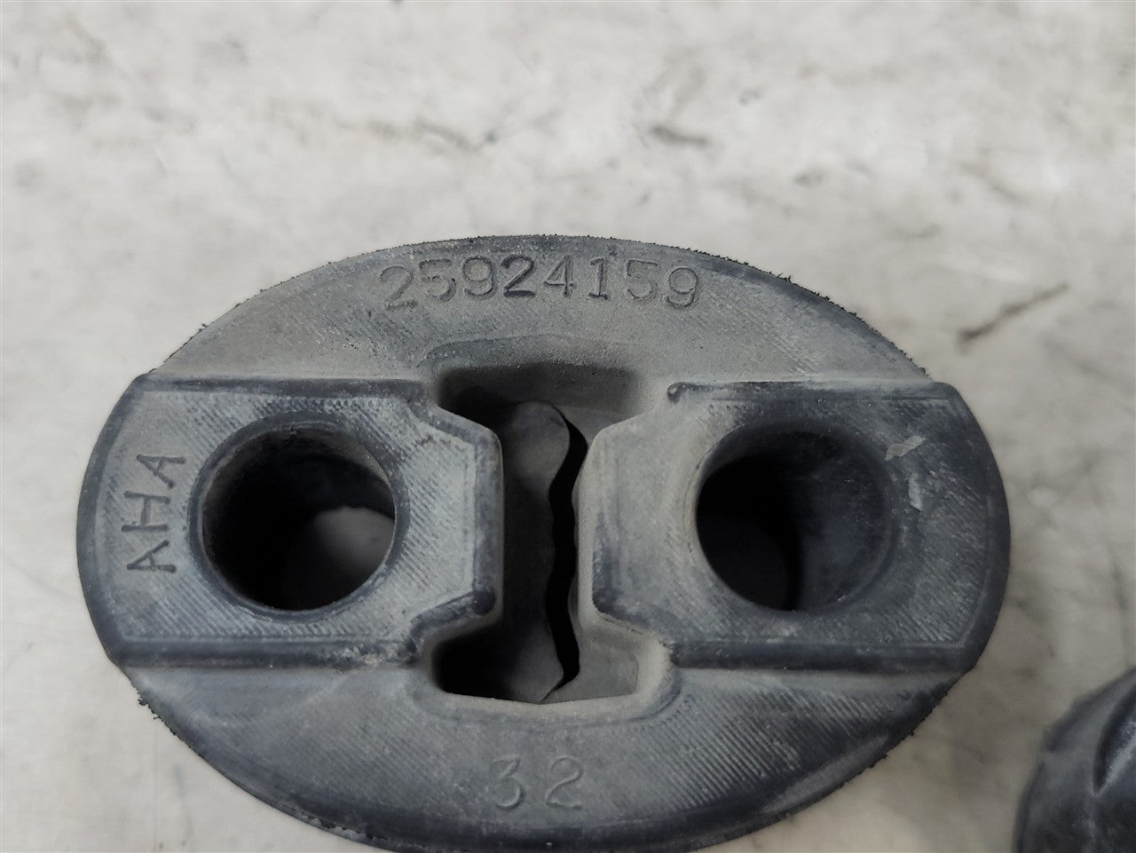2013 CAMARO OEM REAR EXHAUST HANGERS 4 PIECES 33800 - image 10