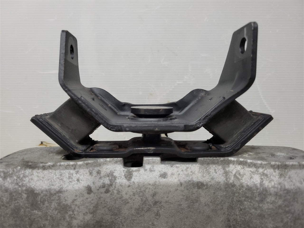 2013 CAMARO 6 SPEED MANUAL TRANS CROSSMEMBER 33814 - image 13