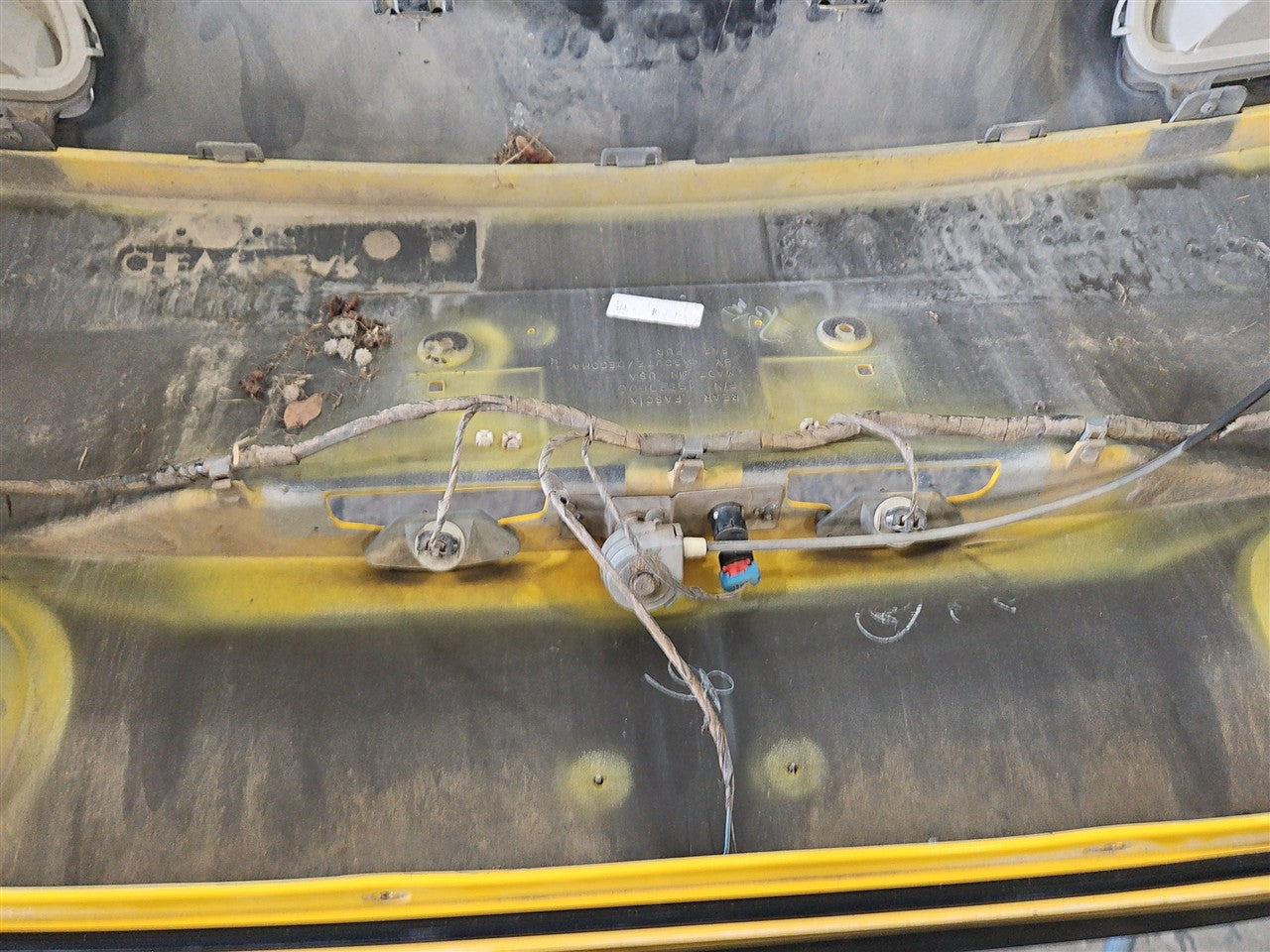 2005 CORVETTE REAR BUMPER WITH TAIL LIGHTS & FOAM REBAR 000 MILLENIUM YELLOW PAINT CODE 79U / 5593 34029 - image 2