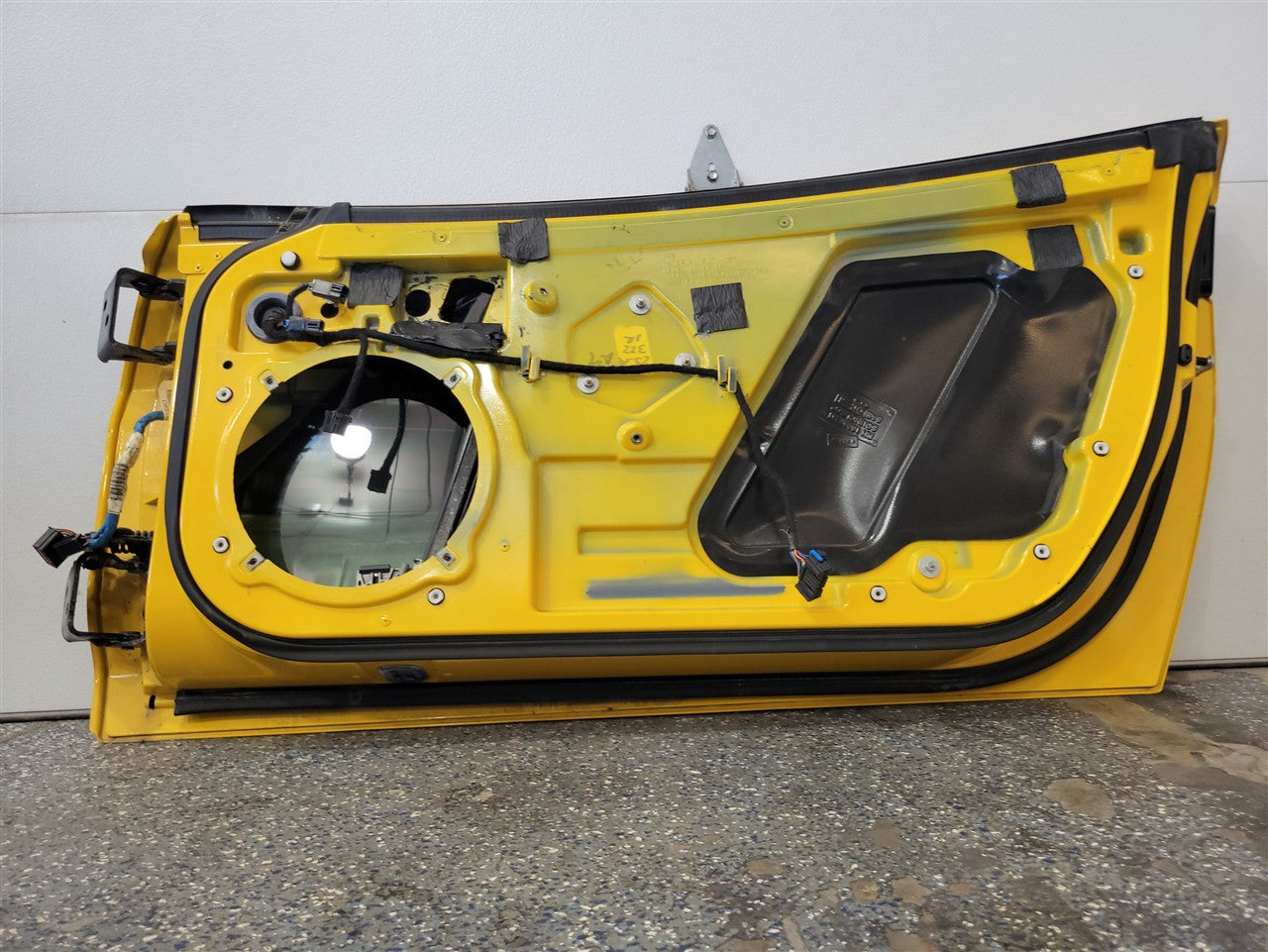 2005 CORVETTE RH PASSENGER DOOR. MILLENIUM YELLOW PAINT CODE 79U / 5593 SMALL 3/8" PAINT CHIP ON FRONT EDGE AS PICTURED 34037 - image 10