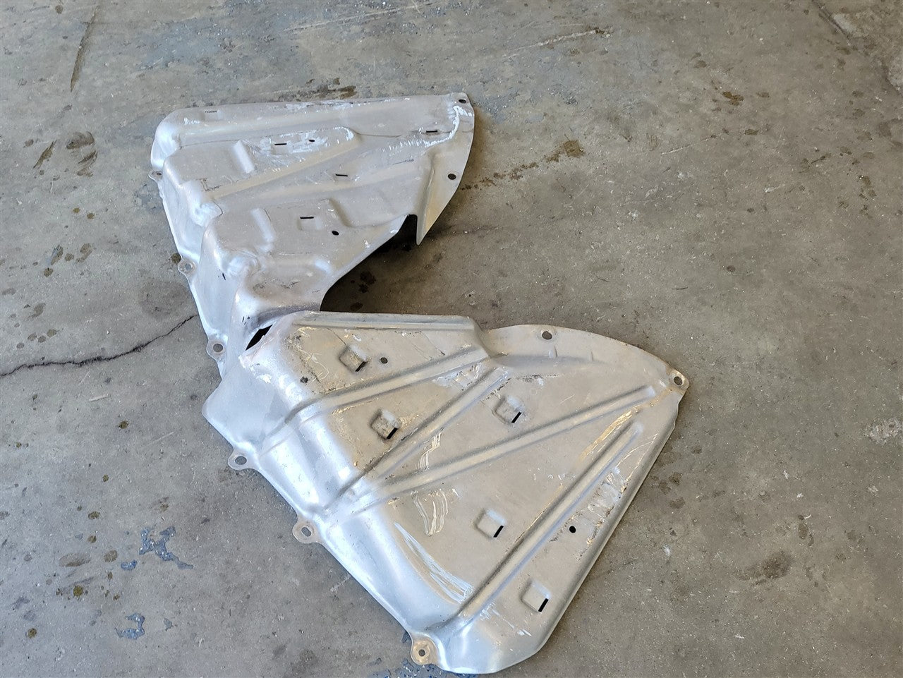 2005 CORVETTE FUEL TANK HEAT SHIELDS MOUNTING STRAPS PAIR LH RH 10438904 20794895 34085 - image 10