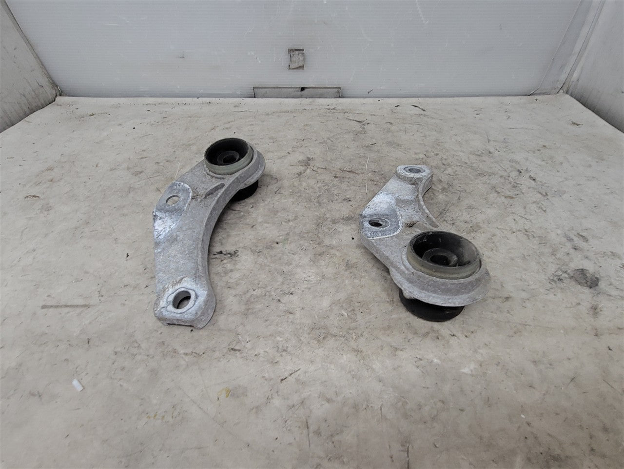 2016 CAMARO REAR EXHAUST HANGERS PAIR LH RH 34269 - image 10