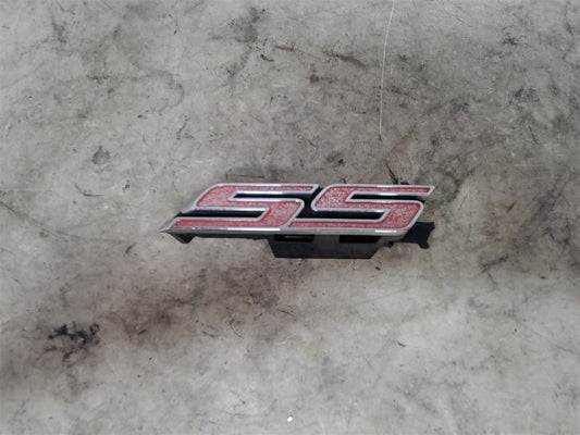 2016 CAMARO SS EMBLEM & MOUNTING BRACKETS ONLY 34299 - image 2