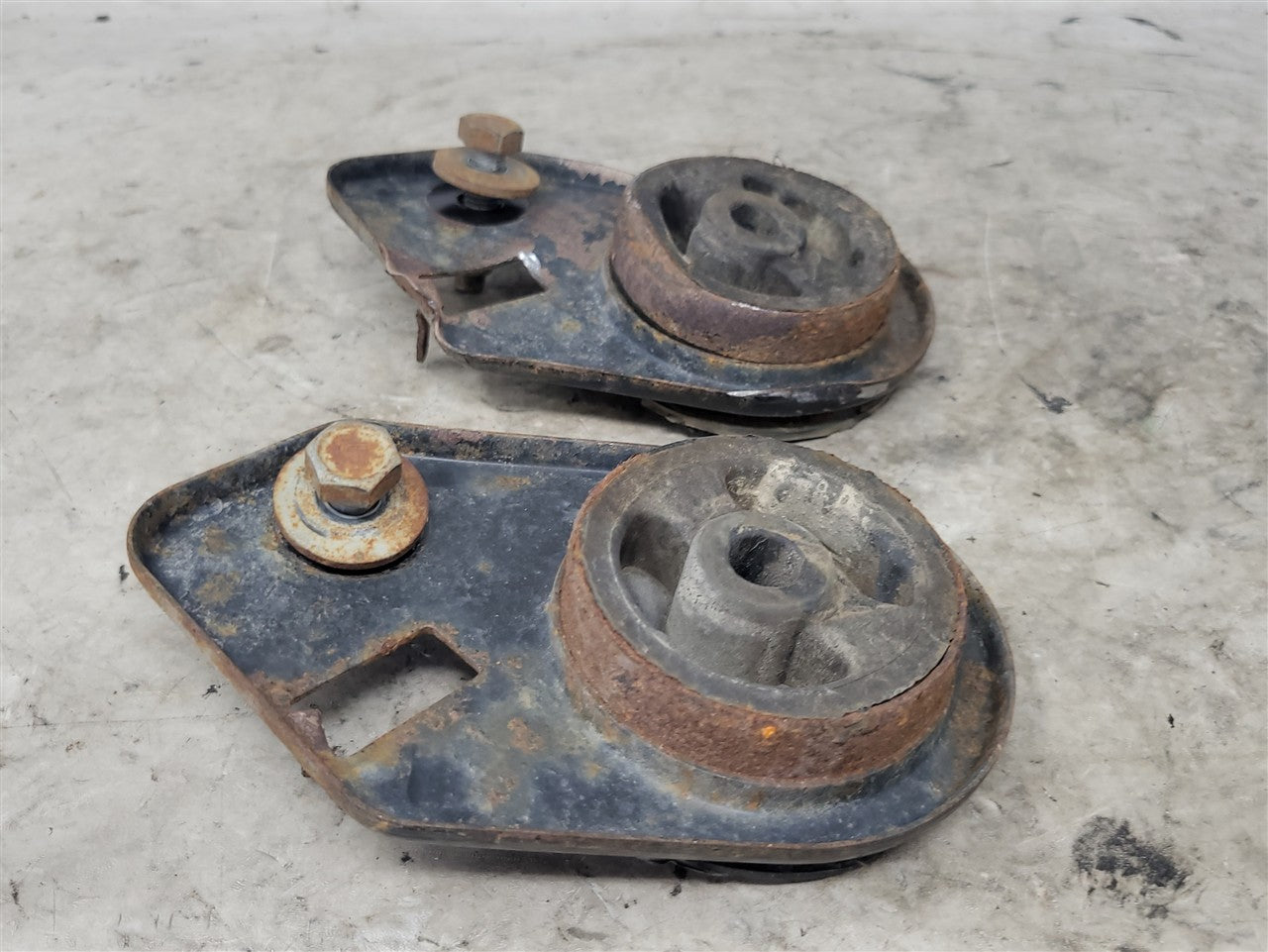 2023 SIERRA DUAL OUTLET EXHAUST REAR HANGER PAIR 34448 - image 9
