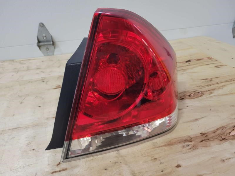 2010 IMPALA RH PASSENGER TAIL LIGHT 15873297 1062 - image 1