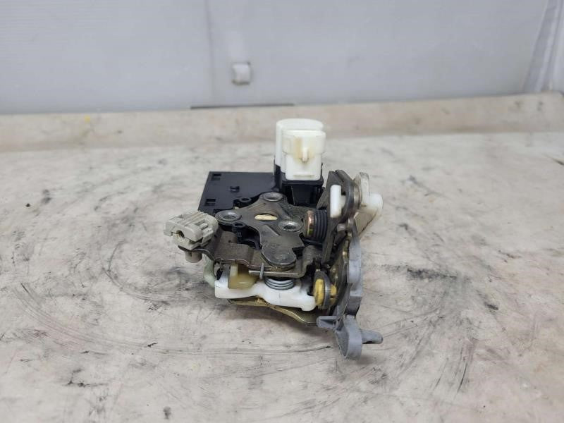2004 ESCALADE RH PASSENGER REAR DOOR LATCH LOCK AC 1126 - image 2