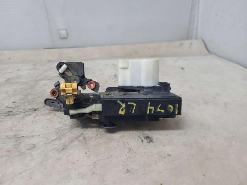 2005 ESCALADE LH DRIVER REAR DOOR LATCH LOCK ACTUA 1128 - image 2