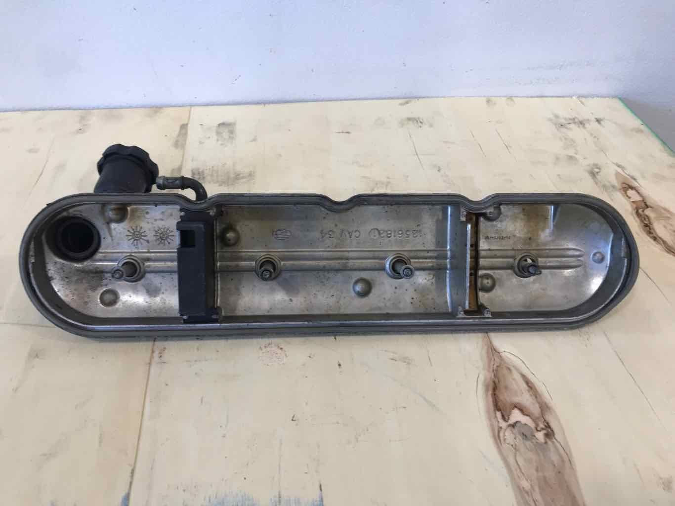 2005 SILVRDO15 RH VALVE COVER 12561821 1221 - image 7