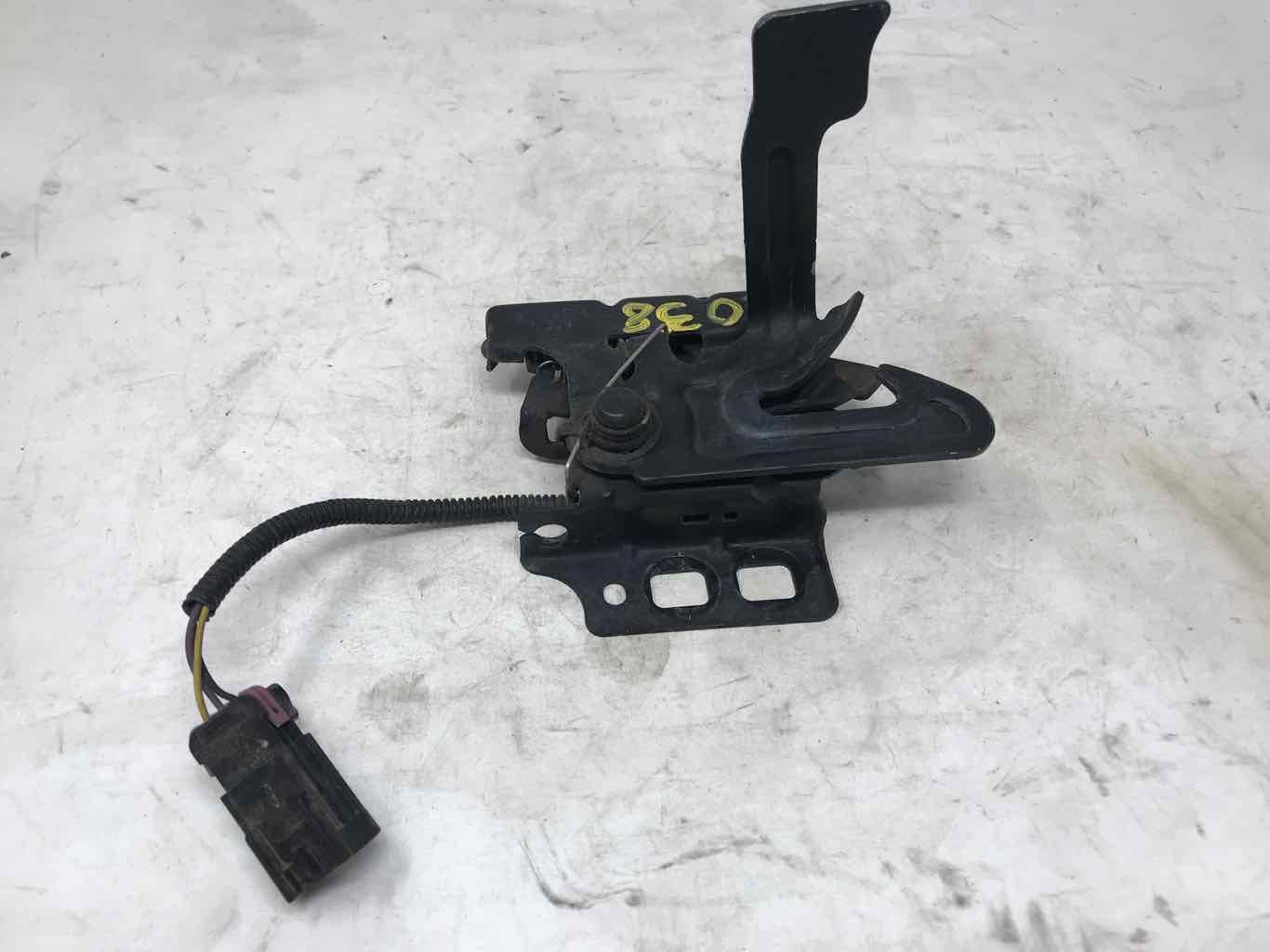 2013 ESCALADE OEM HOOD LATCH 25816904 1267 - image 2