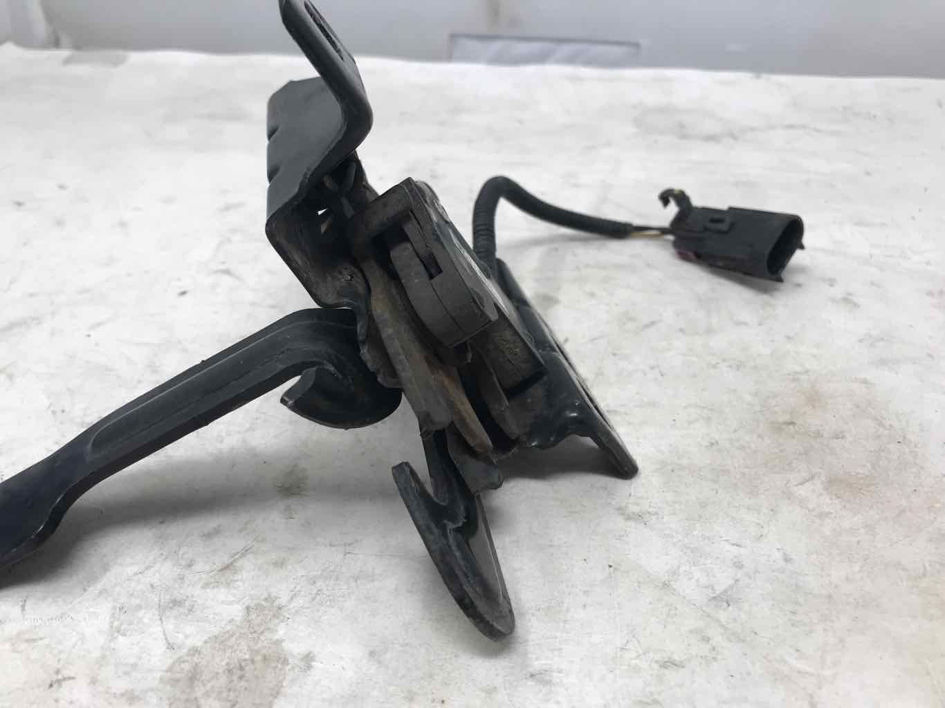 2013 ESCALADE OEM HOOD LATCH 25816904 1267 - image 4