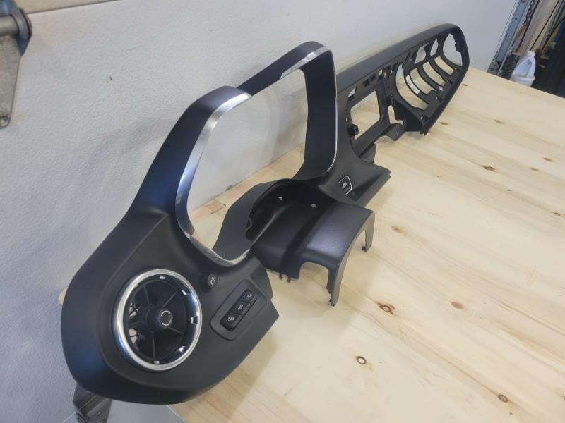 2020 CAMARO DASH CLUSTER RADIO BEZEL WITH START 1655 - image 2