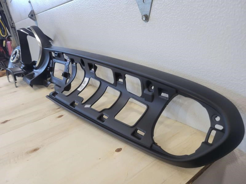 2020 CAMARO DASH CLUSTER RADIO BEZEL WITH START 1655 - image 3