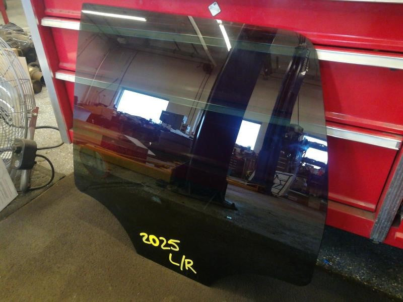 2010 ESCALADE LH REAR DOOR GLASS - PRIVACY TINT 1723 - image 3