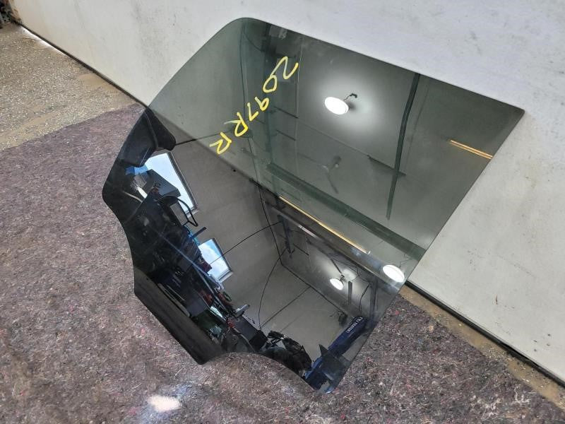 2010 ESCALADE RH REAR DOOR GLASS TINTED 1725 - image 3