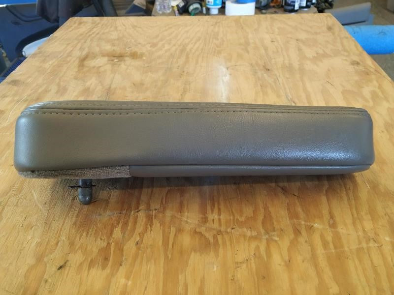2005 YUKON RH REAR CAPTAINS CHAIR ARMREST, GREY 1753 - image 2