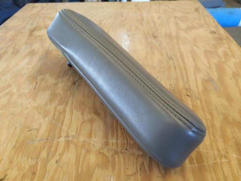2005 YUKON RH REAR CAPTAINS CHAIR ARMREST, GREY 1753 - image 3