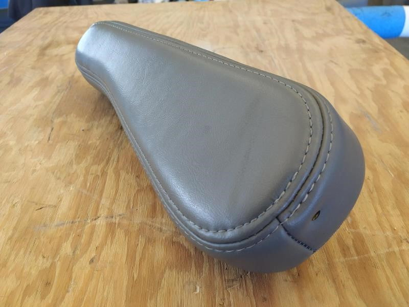 2005 YUKON RH REAR CAPTAINS CHAIR ARMREST, GREY 1753 - image 4