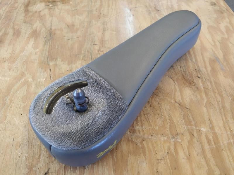 2005 YUKON RH REAR CAPTAINS CHAIR ARMREST, GREY 1753 - image 5