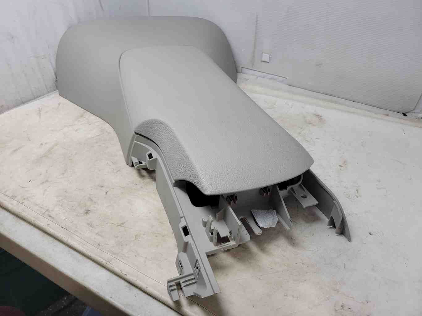 2011 CORVETTE CENTER CONSOLE, LIGHT TITANIUM (GREY 1917 - image 4