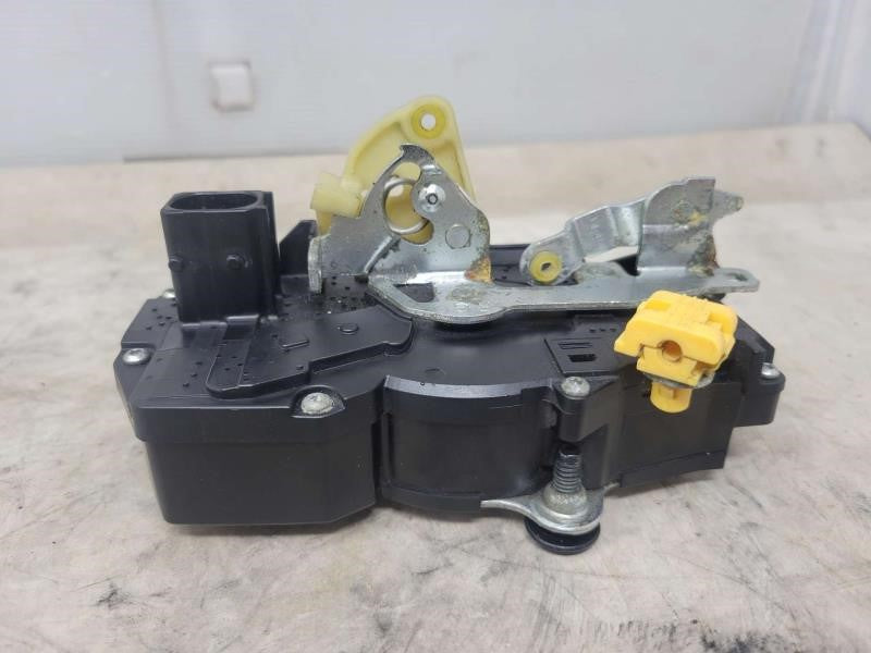 2005 CTS RH PASSENGER FRONT DOOR LATCH LOCK A 1928 - image 4