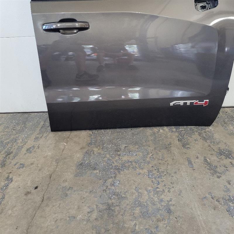 2019 SIERRA150 RH PASSENGER FRONT DOOR SCORPION MET 1953 - image 4