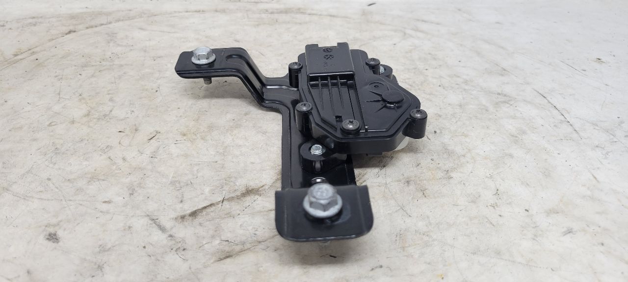 2017 SILVRDO15 OEM TAILGATE LOCK ACTUATOR 84374353 23609 - image 4
