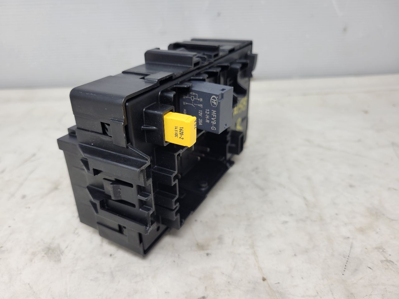 2017 ESCALADE RH DASH FUSE BOX JUNCTION 23418064 24325 - image 9