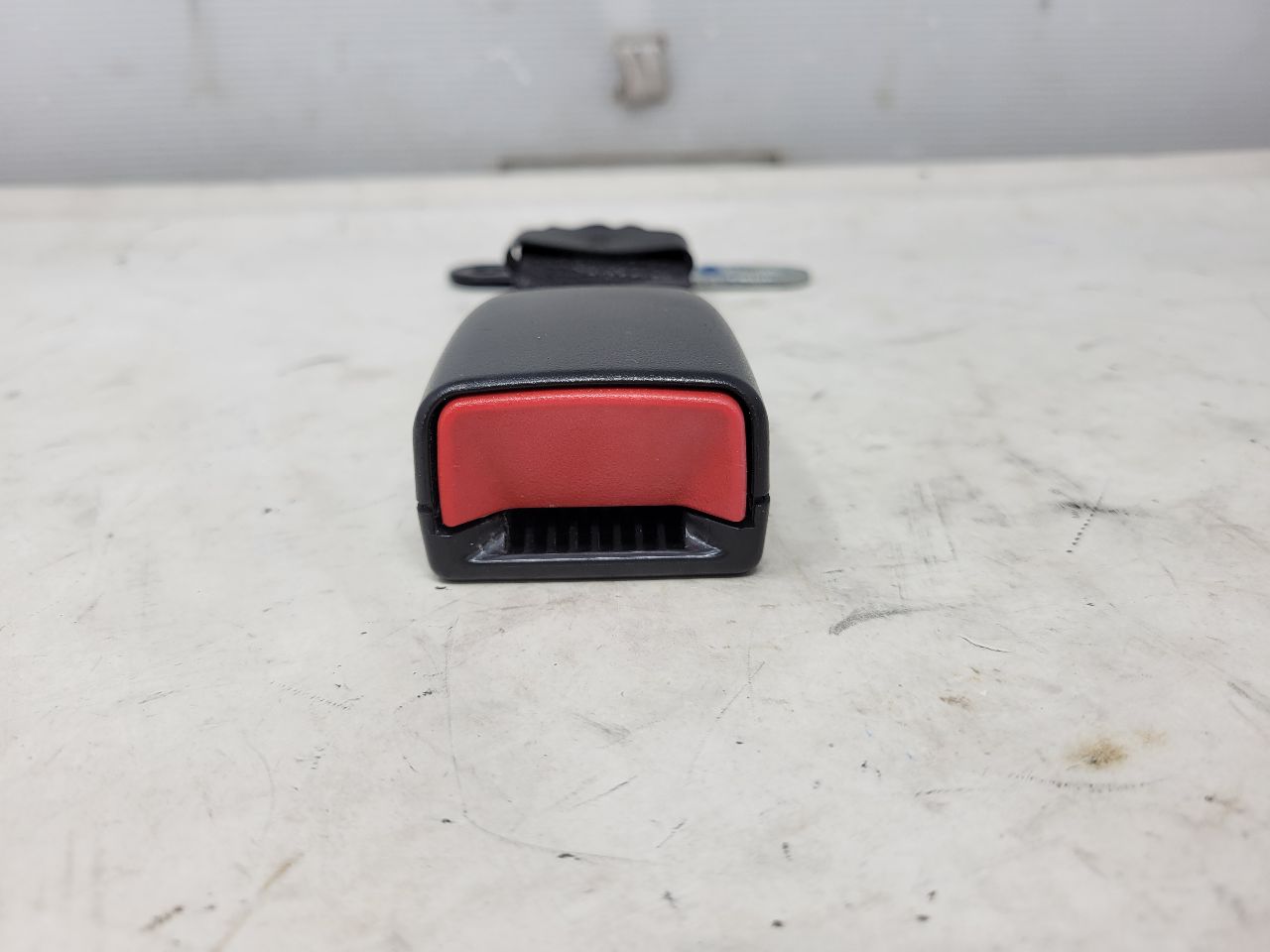 2009 YUKON LH DRIVER REAR SEAT BELT BUCKLE 24368 - image 2